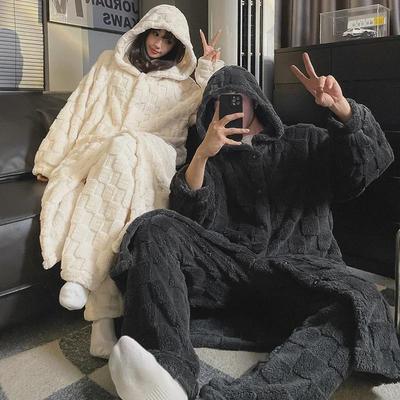 Зимний пижамный комплект с рисунком в шахматную клетку: Мужской и женский плотный фланелевый халат, банный халат и брюки из кораллового флиса.