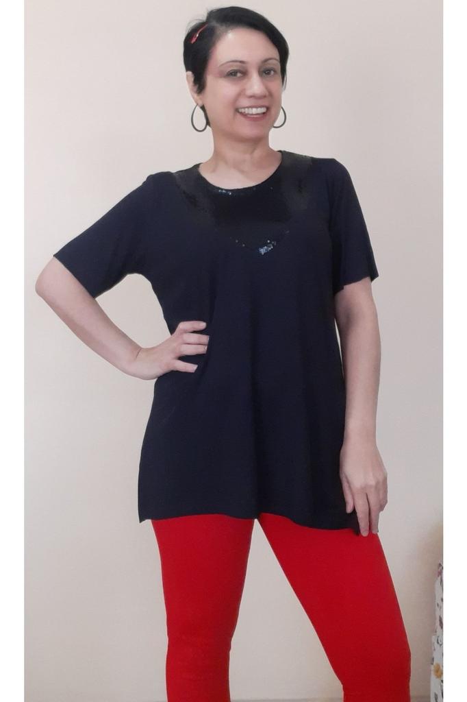 Женская стильная футболка большого размера Черная футболка из чесаного хлопка и вискозы с пайетками, деталь спереди спереди