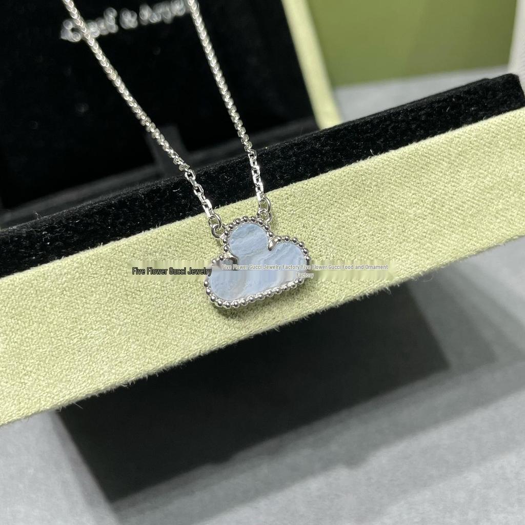 Ожерелье «Четырехлистный клевер» Van Cleef: Золотой кулон с дизайном в виде пяти цветков, с белым перламутром, красным агатом и бриллиантом для женщин.