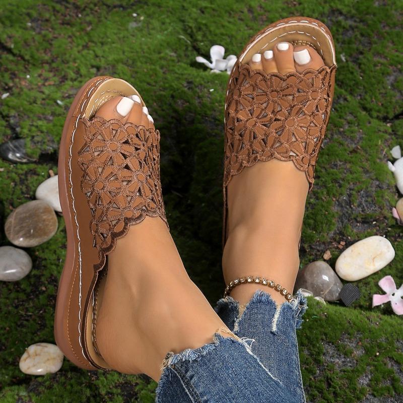 Женские шлепанцы широкой полноты с цветочной перфорацией - сандалии-мюли на низком клину для лета, минималистичные повседневные шлепанцы