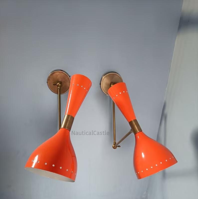Пара оранжевых настенных светильников-диаболо: Итальянские латунные лампы для чтения середины века
