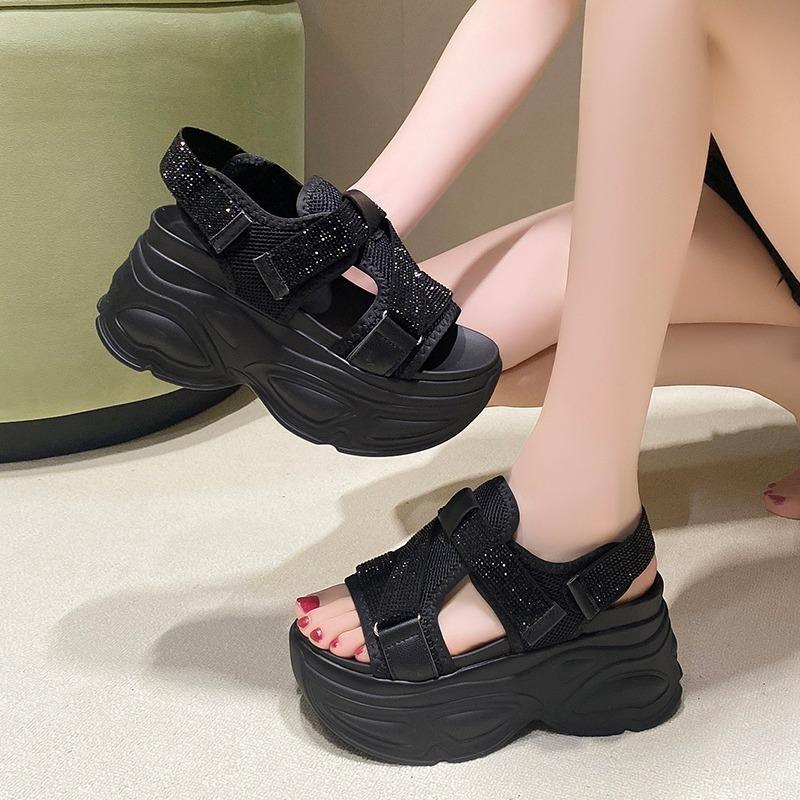 Модные женские босоножки на платформе 8,5 см с блестящим танкеткой на высоком каблуке, летние толстые босоножки со стразами и петлями, пляжные тапочки Zapatos Mujer