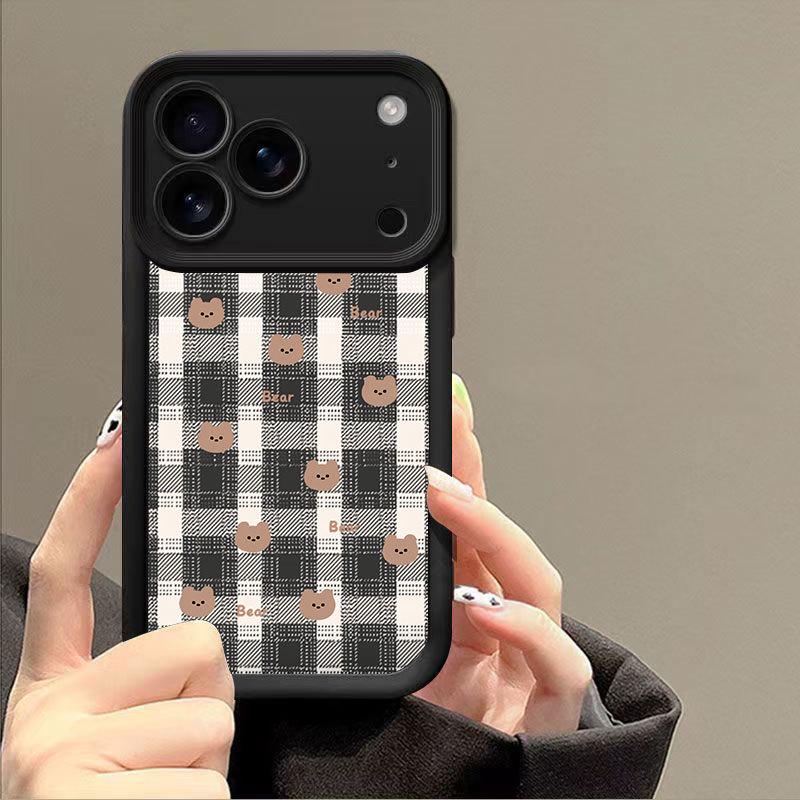 Клетчатый Мишка Чехол для iPhone: Милая, ударопрочная защита для iPhone 13, 14 Pro Max, 15 и 16 Pro.