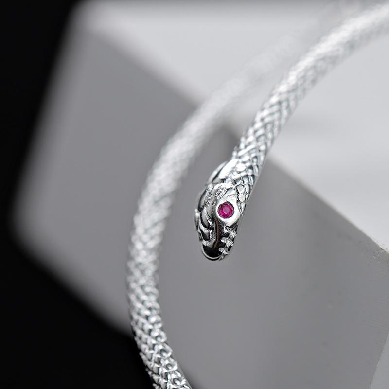 Минималистичный регулируемый серебряный браслет-манжета 'Красная змея' 2024 года с дизайном духа с красными глазами