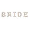 Аппликация с надписью «BRIDE» на английском языке, пришитая на одежду из сверкающих жемчужин и страз