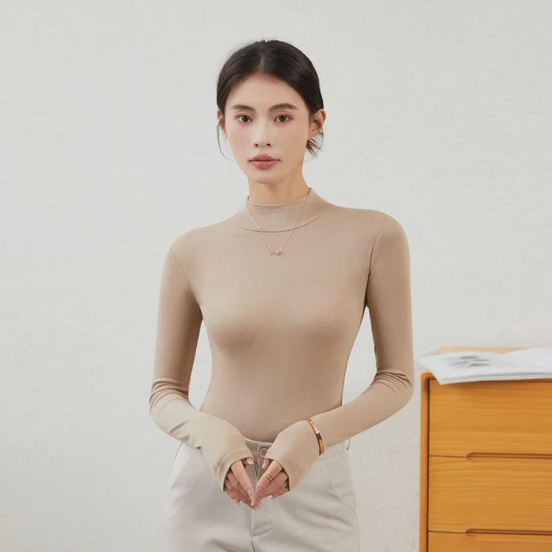 Женская облегающая рубашка с длинным рукавом и полуводолазкой — незаменимый предмет гардероба на осень/зиму в черном или белом цвете