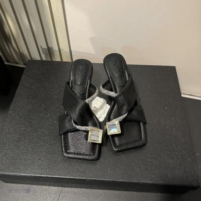 Корейская версия сандалий для пляжа премиум-класса с искусственными камнями, повышающих чувство стиля, новинка весны 2025 года, универсальные шлепанцы с перемычкой для носка для женщин