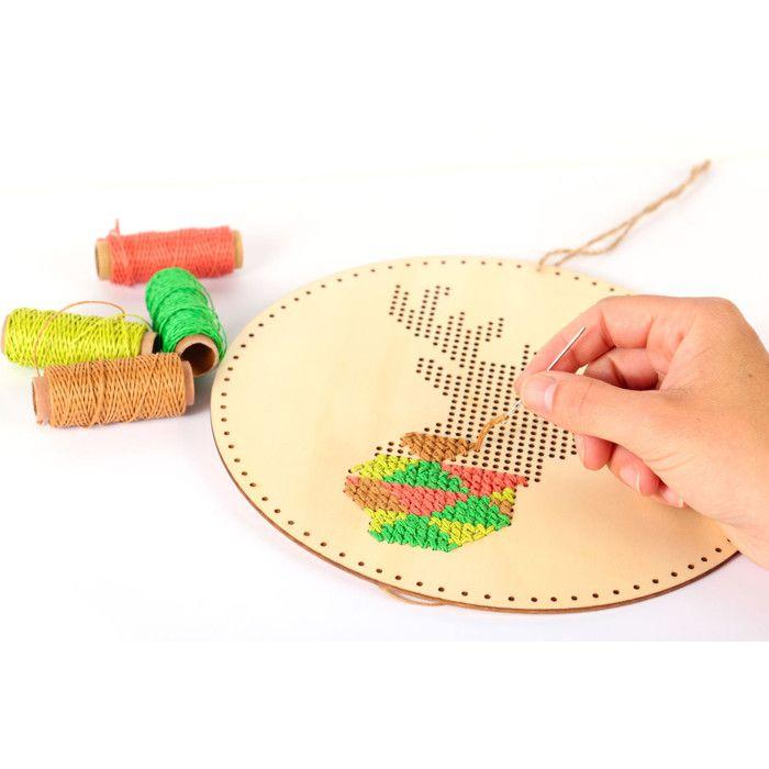 Подвеска для вышивания "Голова оленя" деревянная 22 см