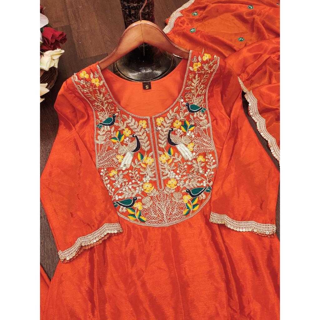 Представляем новый дизайнерский вышитый костюм дхоти с вышивкой в виде последовательности кодирования.