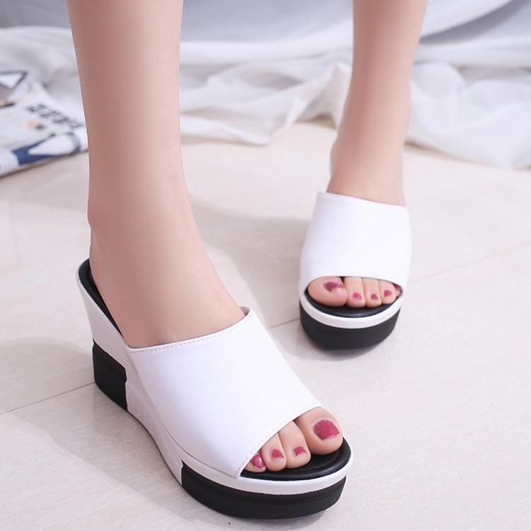 Женские босоножки на танкетке на высоком каблуке