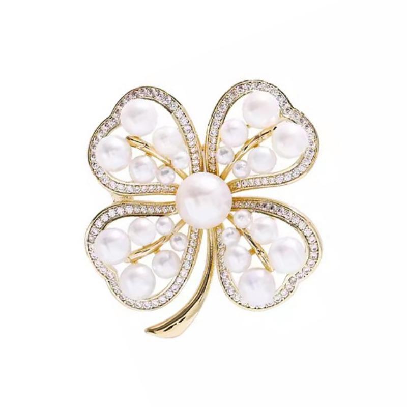 Брошь-клевер с четырьмя лепестками и жемчугом для женщин, элегантная и универсальная, модные и высококлассные аксессуары для одежды