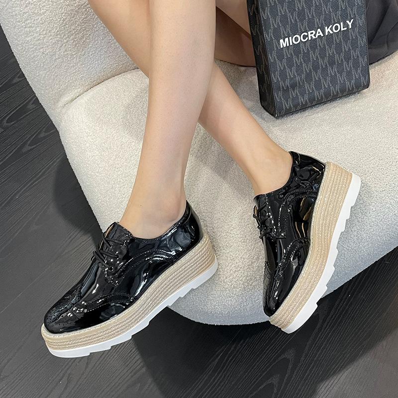 Туфли на платформе, весна 2024, универсальные повседневные туфли на танкетке со шнуровкой, женские маленькие кожаные туфли HZB