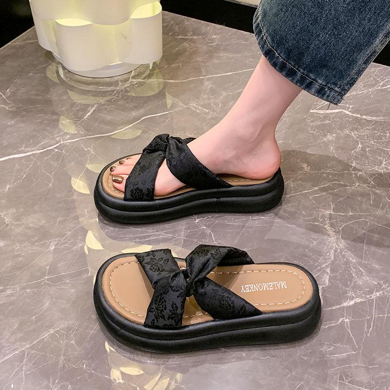 Крутые тапочки женские летние 2025 новые высококлассные с юбкой на платформе пляжные сандалии модные для беременных женщин на одной перемычке
