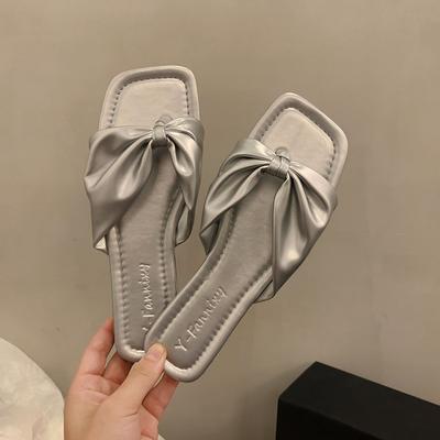 Шлепанцы с перемычкой для пальца женские летние 2025 новые французские интернет-знаменитости суперхит с юбкой пляжные крутые шлепанцы