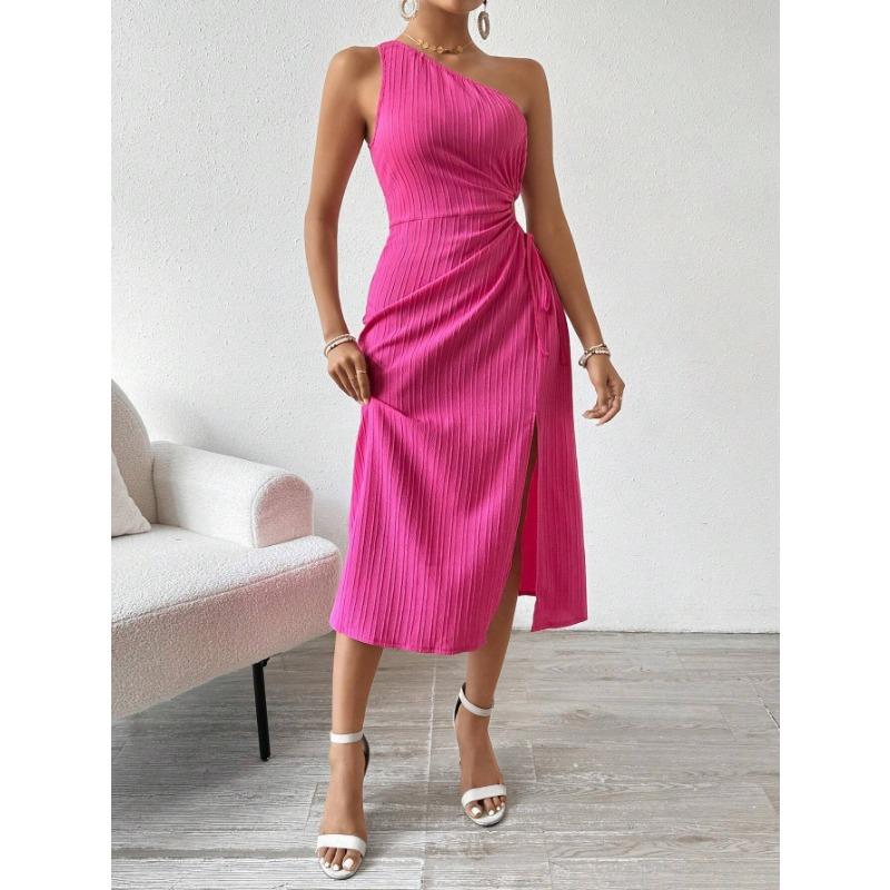 Женское весенне-летнее элегантное сексуальное платье без рукавов на одно плечо с диагональным воротником и однотонным разрезом