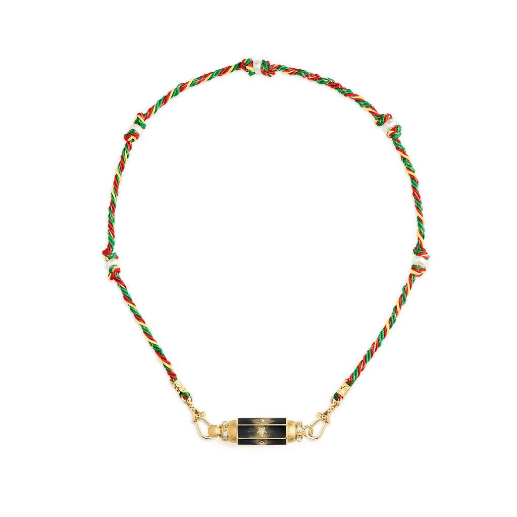 Радужное ожерелье с подвеской. Модное плетеное ожерелье с золотой отделкой и радужной подвеской для встреч.