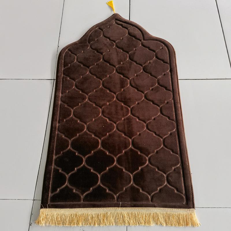 Soft Worship Kneel Travel Prayer Rug Non-slip Prayer Mat Flannel Carpet for Muslim Ramadan Embossing Floor Carpets Portable