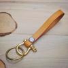 Брелок для ключей из коровьей кожи растительного дубления с латунной пряжкой в форме подковы - ретро-дизайн