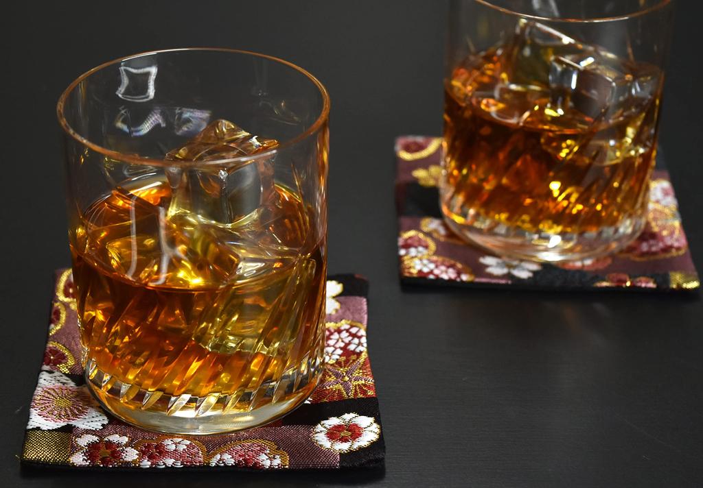 Набор из 2 подставок под кимоно из парчи в японском стиле (Бени Сакура)