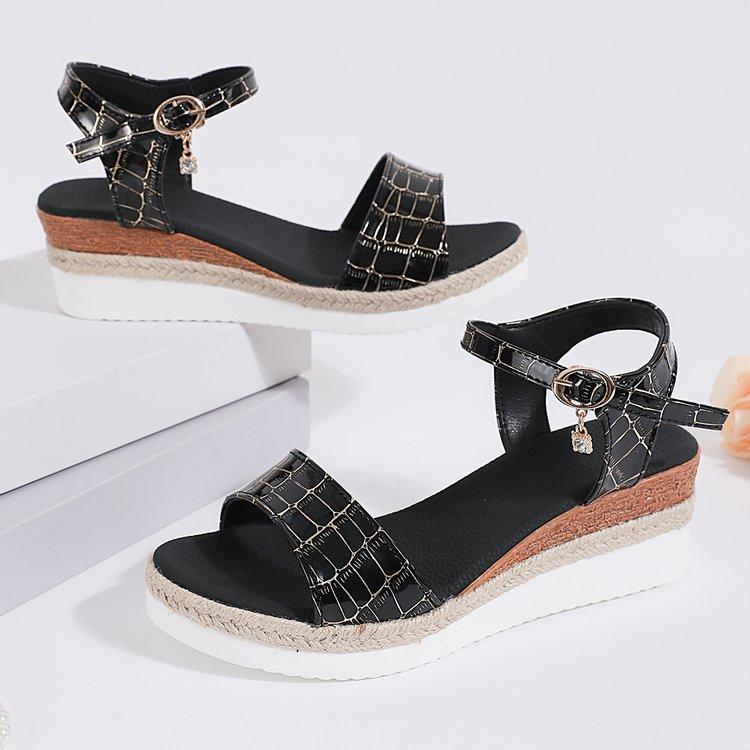 Новые летние женские туфли 2024 года, однотонные женские повседневные босоножки на танкетке с открытым носком и пряжкой, женские летние пляжные сандалии Mujer