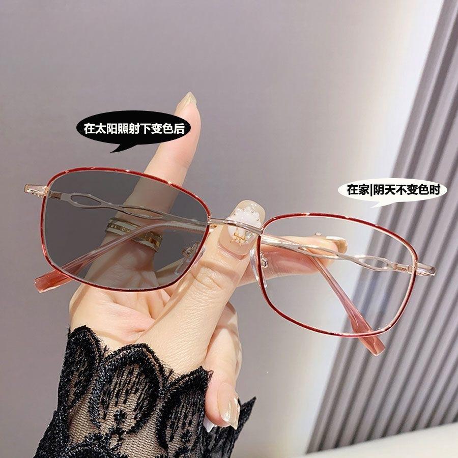 High-end middle-aged and elderly reading color-changing glasses women's simple fashion small frame metal frame anti-blue flat glasses