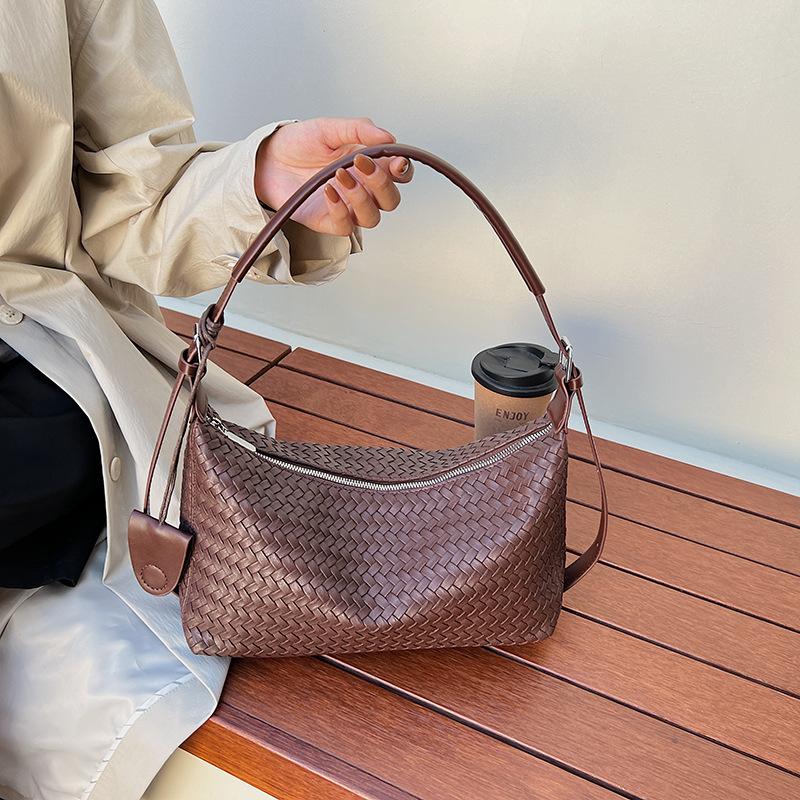 Винтажная плетеная сумка женская большой вместимости 2025 новая осенне-зимняя универсальная на плечо подмышку повседневная рабочая сумка для поездок