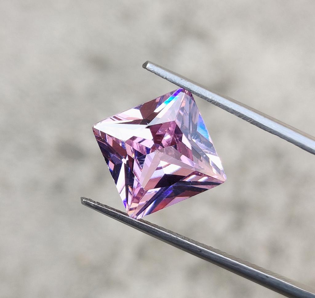 Циркон квадратной формы натурального розового цвета огранки «Принцесса», лот из циркона квадратной формы.