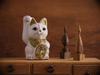 Счастливый Кот Кот Миллионер Поднята Правая Лапа Керамический Счастливый Кот Благоприятный Орнамент Фэн-шуй (M-SIZE Белый) / _ Манэки-нэко (ml_M Белый)
