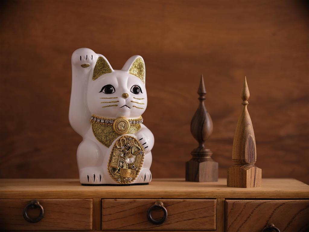 Счастливый Кот Кот Миллионер Поднята Правая Лапа Керамический Счастливый Кот Благоприятный Орнамент Фэн-шуй (M-SIZE Белый) / _ Манэки-нэко (ml_M Белый)