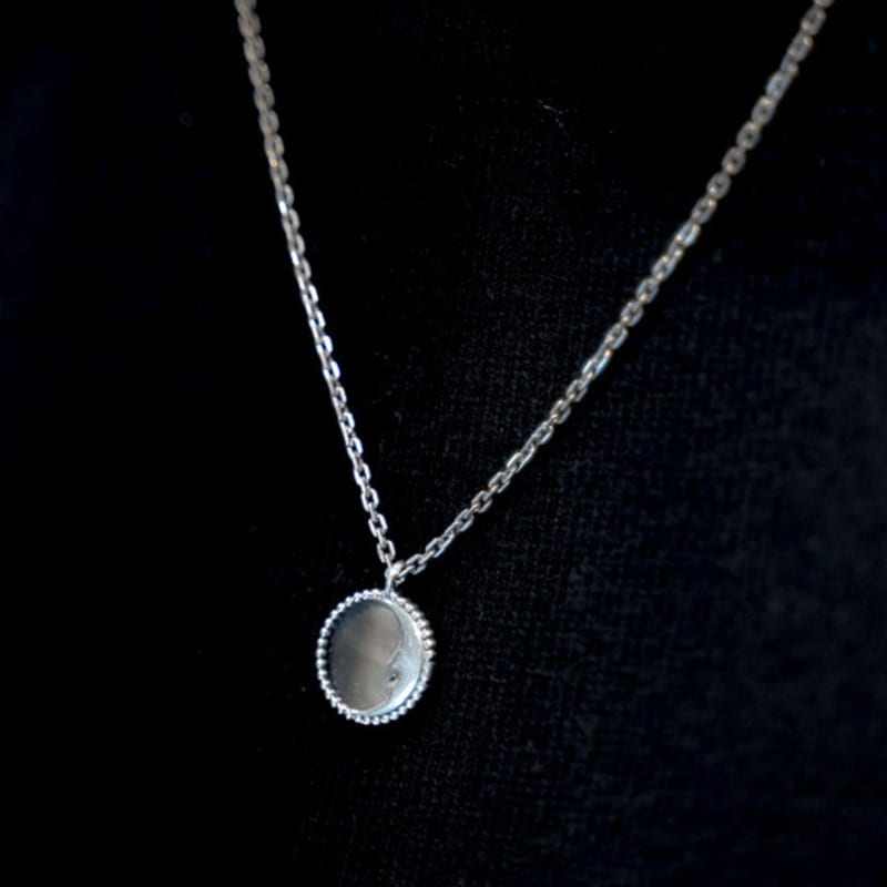 HARANG HR 32N_Mother of Pearl Moon Carved Necklace