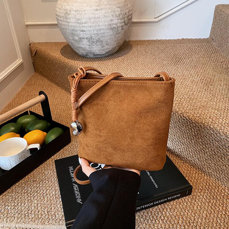 Новая сумка-ведро из матовой кожи, женская, высококлассный нишевый дизайн, сумка-ведро, ретро замшевая наплечная сумка-мессенджер