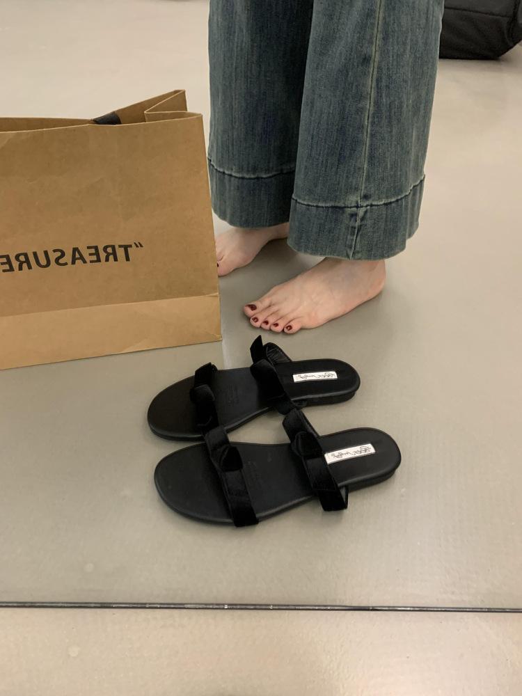 Сланцы Xiaoxiangfeng на плоской подошве с бантом женские 2025 новая нишевая модель с открытым носком повседневные пляжные крутые сланцы