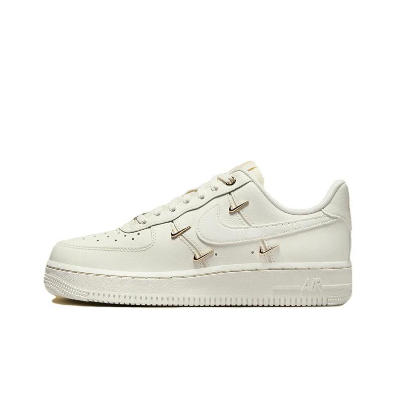 Nike Air Force 1 07 LX Mini Swoosh — женские кроссовки цвета металлик, золото, белый парус FV3654-111