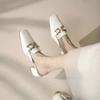 Fashion Fashion Cover Toe Chain Decoration Womens Half Slippers Outdoor Slides Med Heeled Mules Shoe 2024 Luxury Square Heel