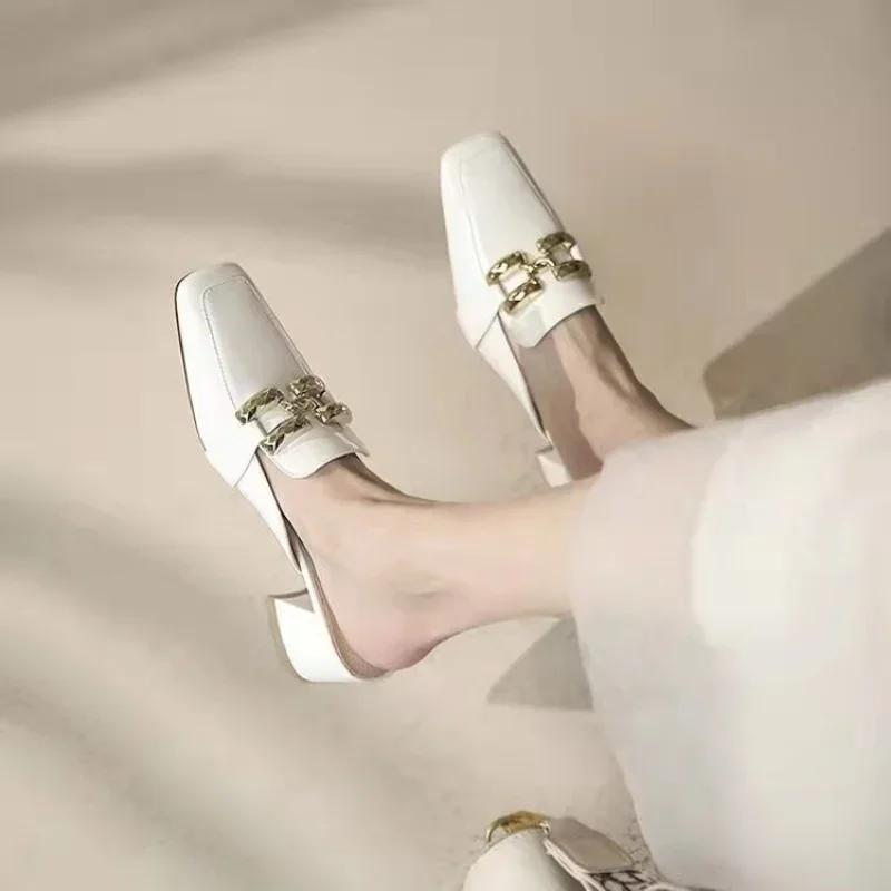 Fashion Fashion Cover Toe Chain Decoration Womens Half Slippers Outdoor Slides Med Heeled Mules Shoe 2024 Luxury Square Heel