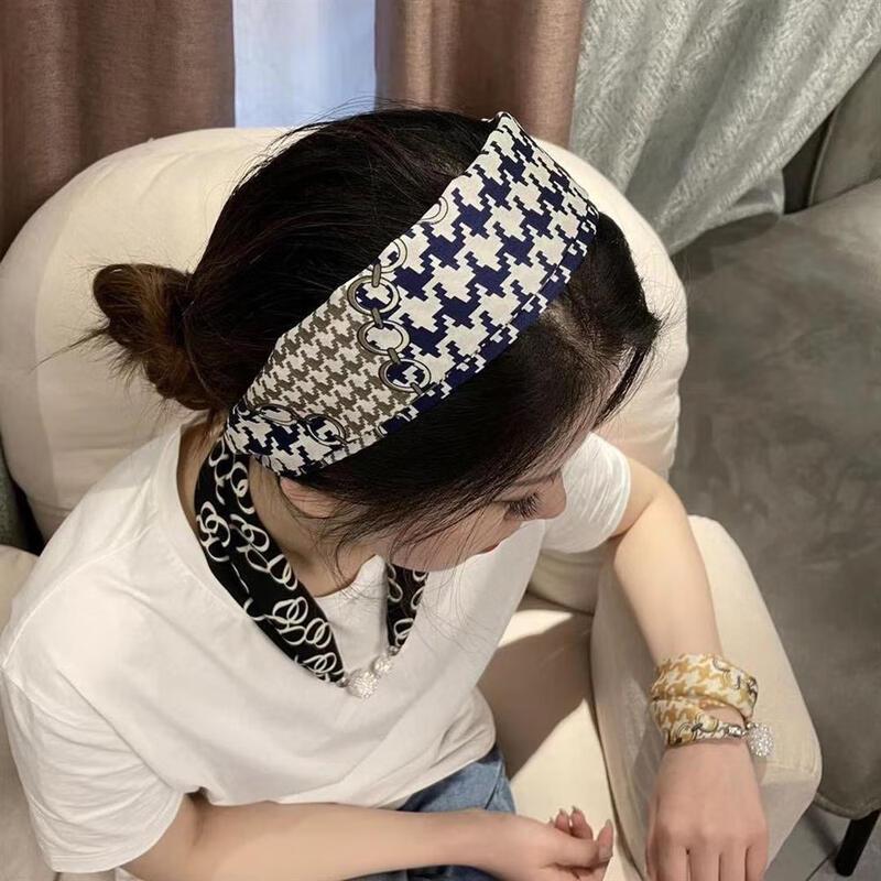 Women's Floral Magnetic Buckle Imitation Silk Scarf