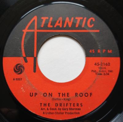 7-дюймовая пластинка DRIFTERS - Up On The Roof / Another Night With 452162 Atlantic 1962 US Соул/Фанк Б/У