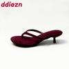 Мода Мода Флок Женские Шлепанцы на Низком Каблуке Новинка Лето Пляжные Слайды Женские Шлепанцы с Круглым Носком Дамские Шлепанцы на Каблуке Обувь Туфли
