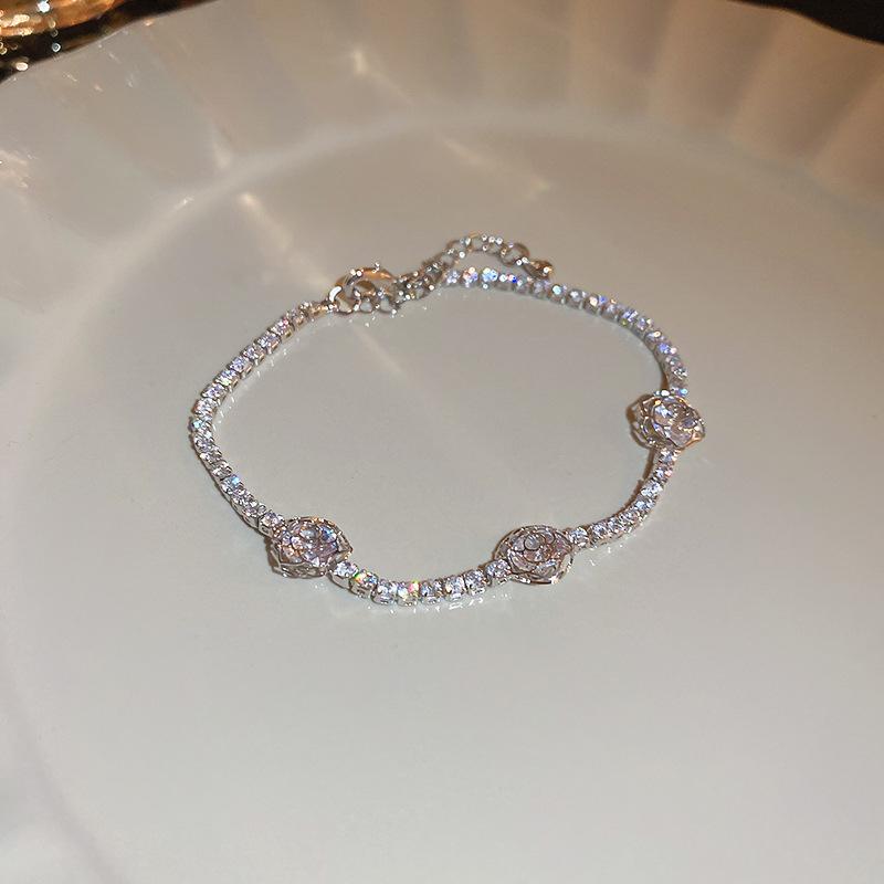 Sweet light luxury zircon flower geometric bracelet fashionable and exquisite temperament adjustable versatile bracelet.