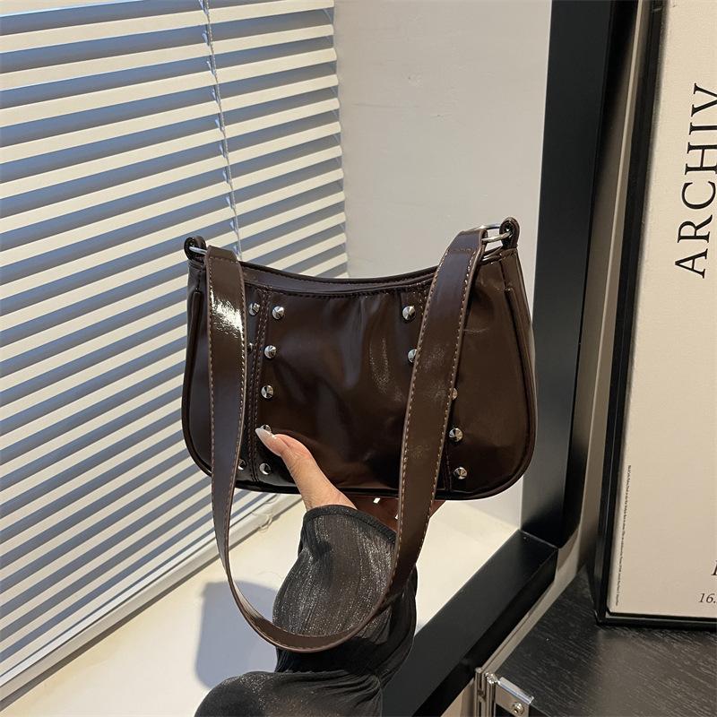 2025 новый осенний повседневный женский простой ретро модный клепки простой широкий ремень через плечо косая маленькая квадратная сумка