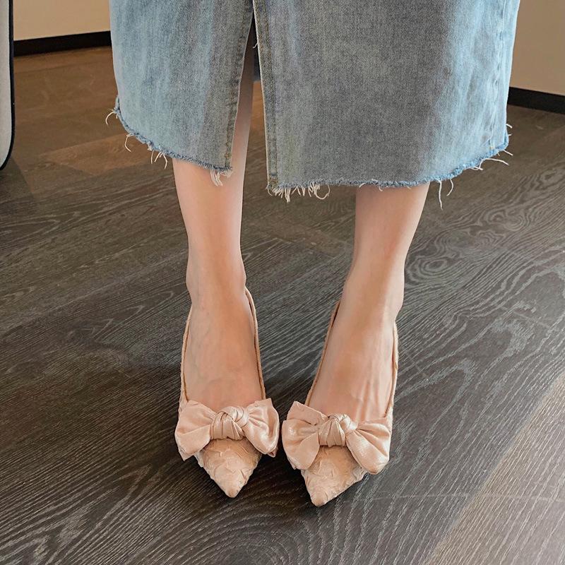 Атласные туфли на высоком каблуке. Новые женские туфли на высоком каблуке с острым носком и бантом. Женские туфли на тонком каблуке и с неглубоким горлышком.