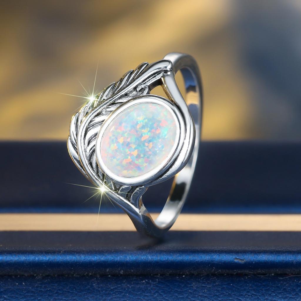 Vintage Feather Opal Ring European and American vintage-style oval opal ring