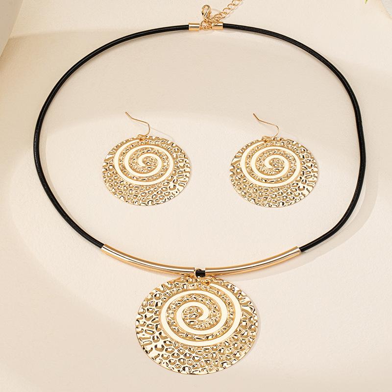 Комплект из колье и серег из черной веревки в форме спирали