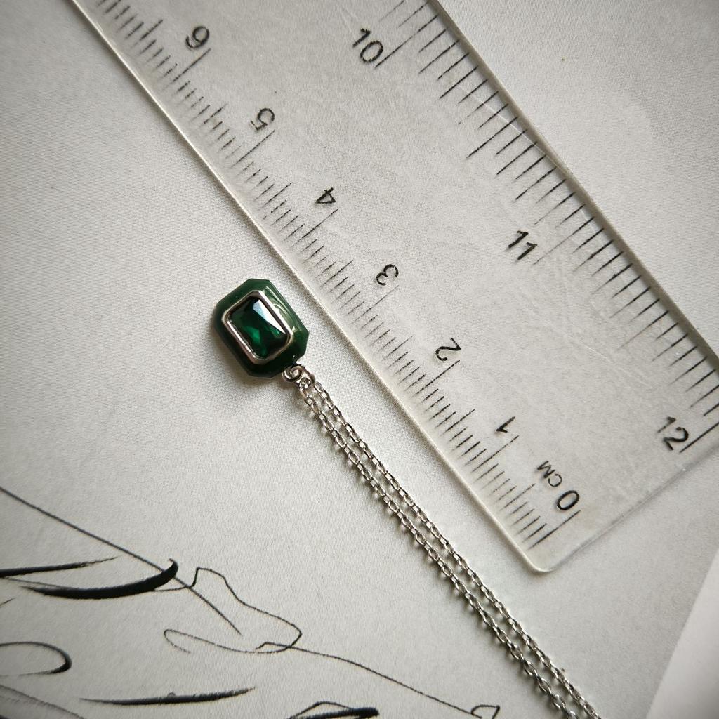 Серебряное колье с фианитами, емаллю, вес изделия 2,1 гр (60002240)