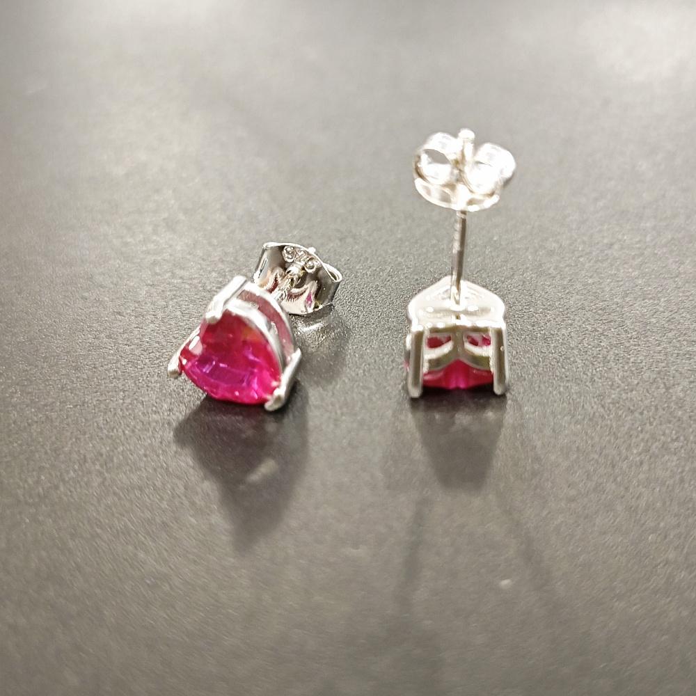 Серьги-гвоздики из серебра 925 пробы с красным сердцем и фианитами