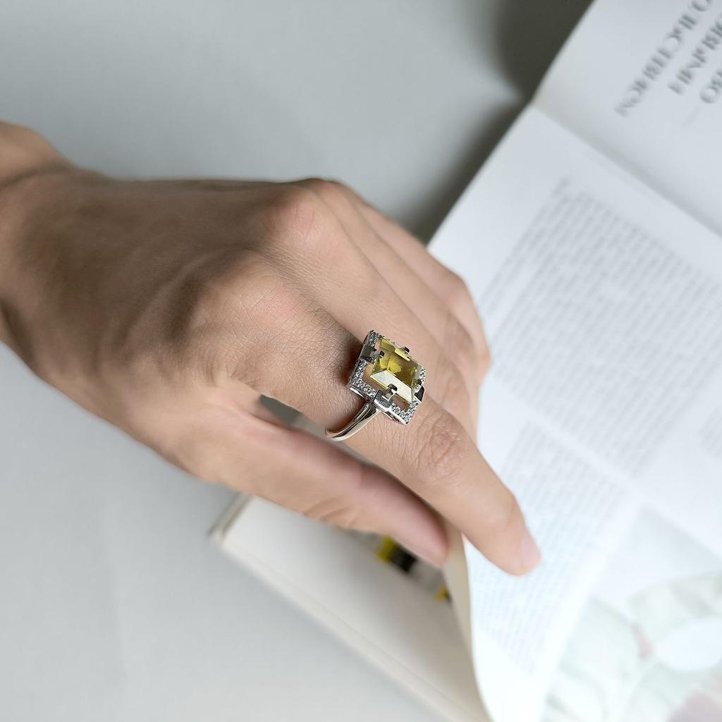 Серебряное кольцо с Натуральным зеленим кварцем 5.04ct, фианитами, вес изделия 4,99 гр (2162193)