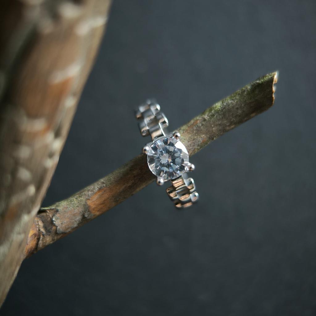 Серебряное кольцо с фианитами, вес изделия 1,99 гр (2209607)