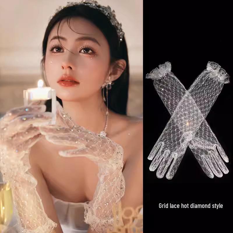 Длинные перчатки из белого атласа и кружева с бриллиантами для свадебных и торжественных фотосессий