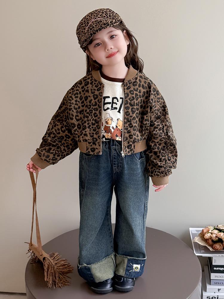 Стильная куртка для девочек с леопардовым принтом - тренд осени 2025