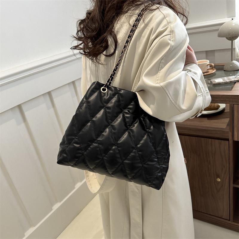 2025 Ромбовидная зимняя новая простая модная повседневная большая вместимость сумка-тоут на цепочке через плечо